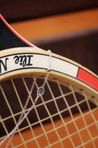 Колекция Тенис Бижута Roland Garros: Винтидж Лукс на Корта: Сребърно колие тенис ракета с топка „Match point“