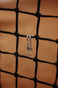 Колекция Тенис Бижута Roland Garros: Винтидж Лукс на Корта: Сребърни обеци с тенис ракета и топка „Champion“
